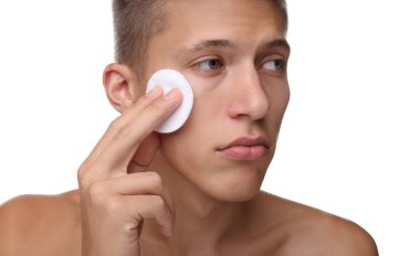 Beyaz arkaplanda pamuk pedi olan yakışıklı bir adam.