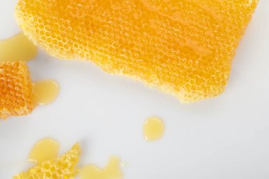 Beyaz arka planda lezzetli ballı doğal bal petekleri.