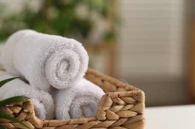 Spa kompozisyonu. Havlular kapalı alanda sepetin içinde, yakın plan. Metin için boşluk