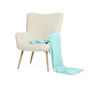 Şık, rahat bir koltuk ve beyaz bir battaniye.