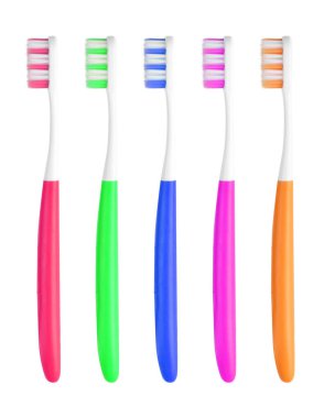 Beyaz arkaplanda renkli diş fırçaları