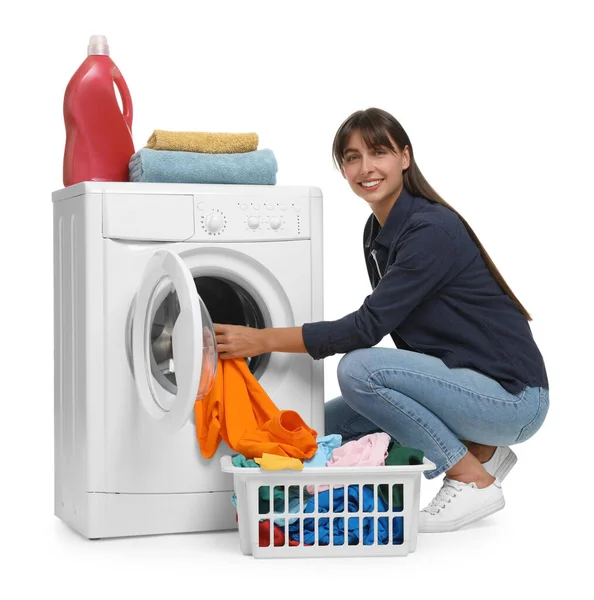 白い背景の洗濯機から洗濯物を取る美しい女性 — ストック写真