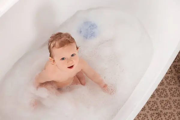 Cute Little Baby Kąpieli Wannie Domu Widok Góry — Zdjęcie stockowe