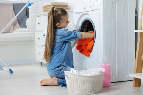 Κοριτσάκι Βάζει Βρώμικα Ρούχα Στο Πλυντήριο Στο Μπάνιο — Φωτογραφία Αρχείου