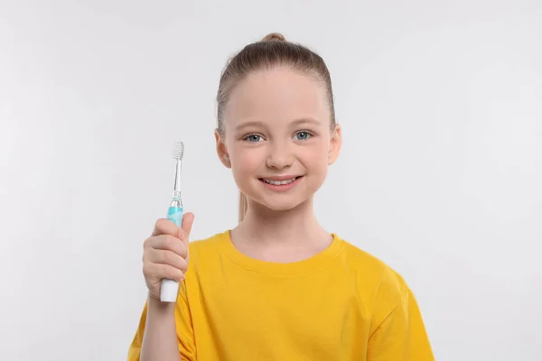 Menina Feliz Segurando Escova Dentes Elétrica Fundo Branco — Fotografia de Stock