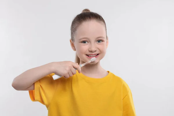 Щаслива Дівчина Чистить Зуби Електричною Зубною Щіткою Білому Тлі — стокове фото