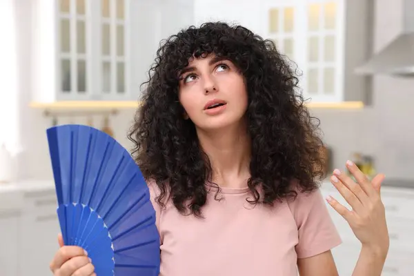 Junge Frau Schwenkt Ventilator Mit Blauer Hand Sich Küche Abzukühlen — Stockfoto