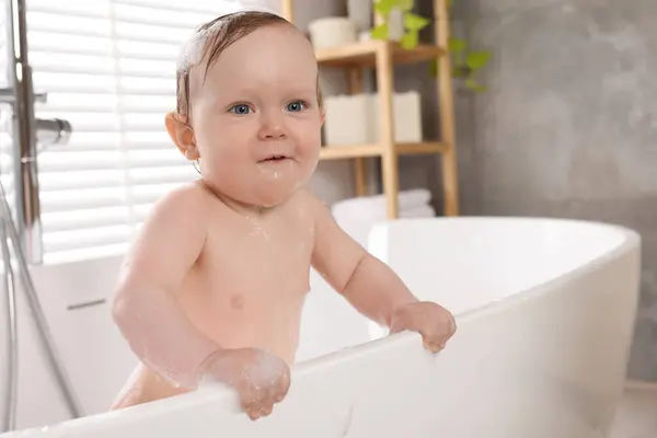 Cute Little Baby Biorąc Piankową Kąpiel Domu Miejsce Tekst — Zdjęcie stockowe