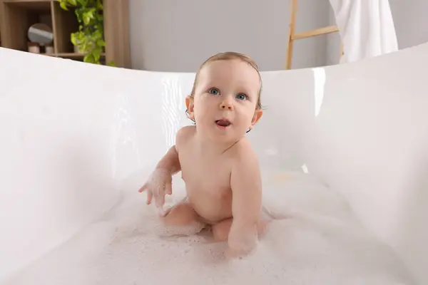 Cute Little Baby Biorąc Piankową Kąpiel Domu — Zdjęcie stockowe
