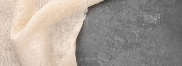 Beżowy Materiał Jutowy Szarym Teksturowanym Stole Widok Góry Miejsce Tekst — Zdjęcie stockowe