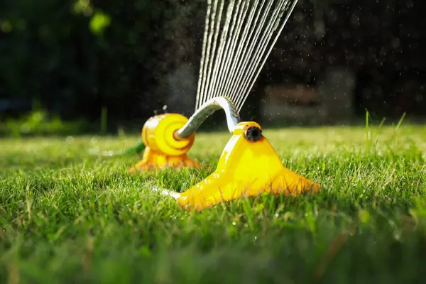 自动洒水 在花园草坪上浇灌青草 灌溉系统 — 图库照片