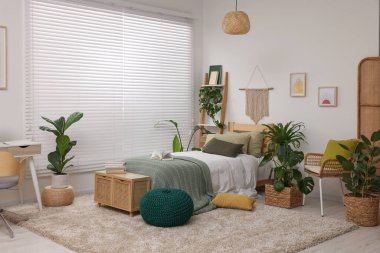 Büyük, rahat bir yatak odası ve şık bir yatak odasında saksı çiçekleri. İç tasarım