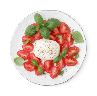 Beyaz arka planda mozarella, domates ve fesleğenli Caprese salatası.