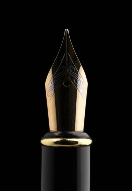 Siyah arkaplanda dolma kalem, yakın plan