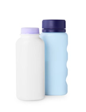 Beyaz üzerine izole edilmiş boş bebek pudrası şişeleri.