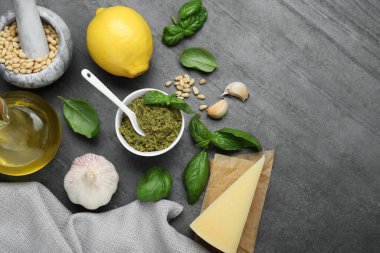 Lezzetli pesto sosu ve gri masadaki malzemeler. Metin için boşluk