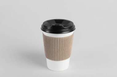 Arka planda plastik kapaklı kağıt bardak. Kahve hazır.