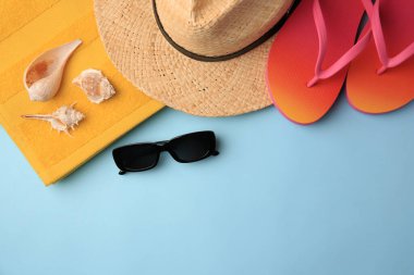 Açık mavi arka plan üzerinde plaj aksesuarları ile düz yatıyordu kompozisyon, metin için alan