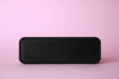 Pembe arka planda taşınabilir bir bluetooth hoparlörü. Ses ekipmanları