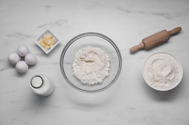 Beyaz mermer masa üzerinde lezzetli baklava yapmak için farklı malzemeler.