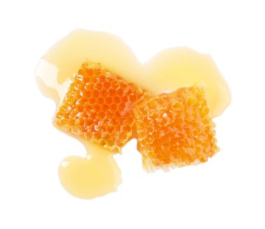 Lezzetli ballı doğal bal petekleri beyaza izole edilmiş, üst manzara