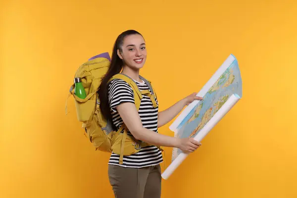 Mujer Joven Sonriente Con Mochila Mapa Sobre Fondo Naranja Turismo — Foto de Stock
