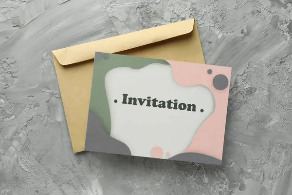 Prachtige Kaart Met Woord Uitnodiging Envelop Grijze Tafel Plat Gelegd — Stockfoto
