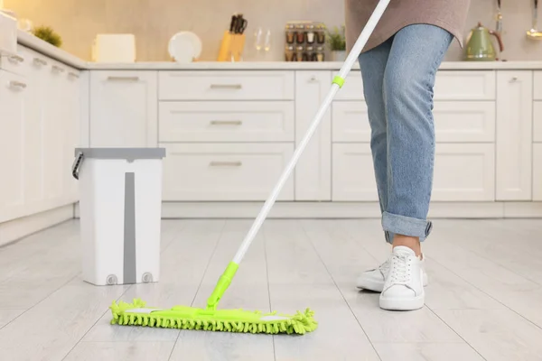 Mujer Piso Limpieza Con Fregona Interior Primer Plano — Foto de Stock
