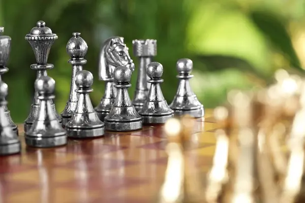 Goldene Und Silberne Schachfiguren Auf Dem Spielbrett Vor Verschwommenem Hintergrund — Stockfoto