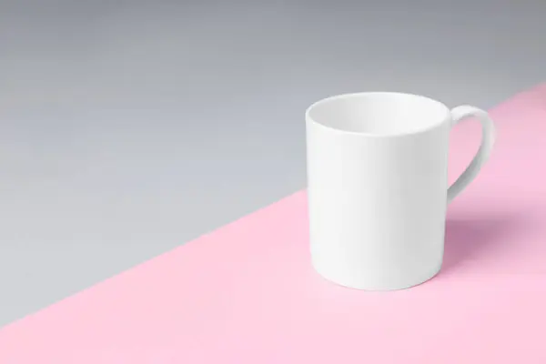 Ein Weißer Keramikbecher Auf Farbigem Hintergrund Platz Für Text — Stockfoto