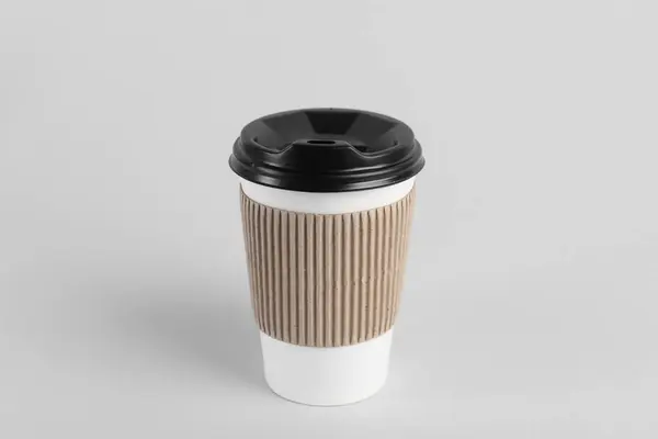 薄い背景にプラスチック蓋付きの紙コップ コーヒーを飲みに — ストック写真