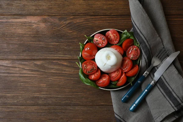 Heerlijke Burrata Kaas Met Tomaten Basilicum Geserveerd Houten Tafel Plat — Stockfoto