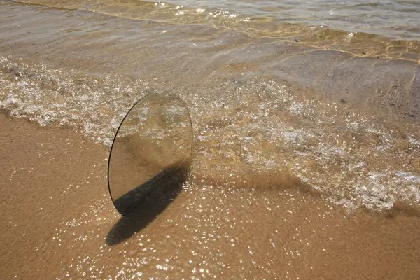 Круглое Зеркало Отражающее Море Песчаном Пляже Место Текста — стоковое фото