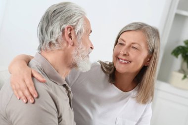 Mutlu son sınıf çifti evde birlikte vakit geçiriyor.