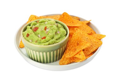 Bir kase leziz guacamole ve beyaz üzerine izole edilmiş cips.