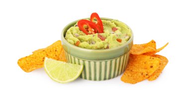 Bir kase lezzetli guacamole, limon ve beyaz üzerine izole edilmiş cips.