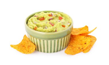 Bir kase leziz guacamole ve beyaz üzerine izole edilmiş cips.
