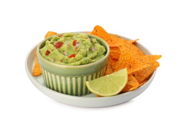 Bir kase lezzetli guacamole, limon ve beyaz üzerine izole edilmiş cips.