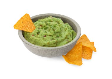 Bir kase leziz guacamole ve beyaz üzerine izole edilmiş cips.