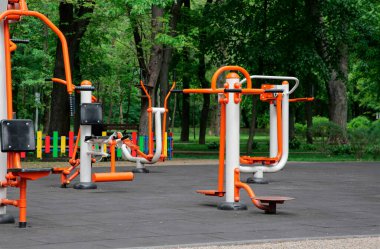 Açık hava spor salonu göğüs presi makinesi, hortum, ovate stepper ve hava yürüyüşçüsü.