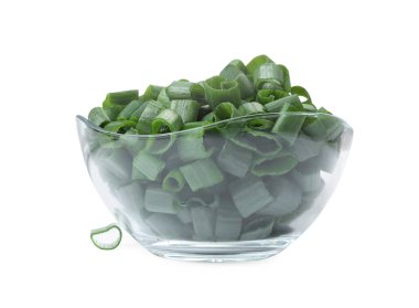 Beyaz kasede taze taze soğan doğranmış.