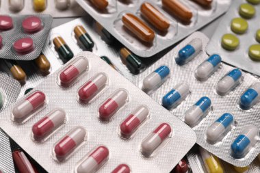 Arka plan olarak farklı haplar içeren kabarcıklar, yakın çekim