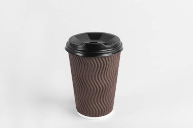 Açık arka planda plastik kapaklı kahverengi kağıt bardak. Kahve hazır.