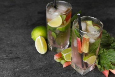 Siyah masada limonlu lezzetli ravent kokteyli, mesaj için yer var.