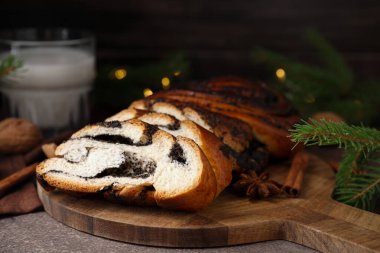 Dokulu masada haşhaş tohumu rulosu kes, yakın plan. Pasta nefis.