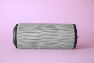 Pembe arka planda taşınabilir bir bluetooth hoparlörü. Ses ekipmanları