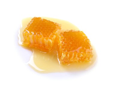 Lezzetli ballı doğal bal petekleri beyaza izole edilmiş