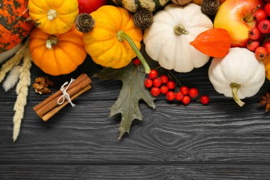 Şükran Günü. Siyah ahşap masa üzerinde kabak ile düz bileşim yatıyordu, metin için boşluk