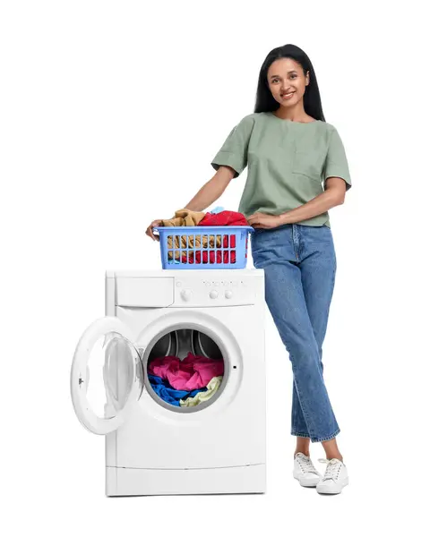 白い背景の洗濯機の近くの洗濯機のバスケットが付いている美しい女性 — ストック写真