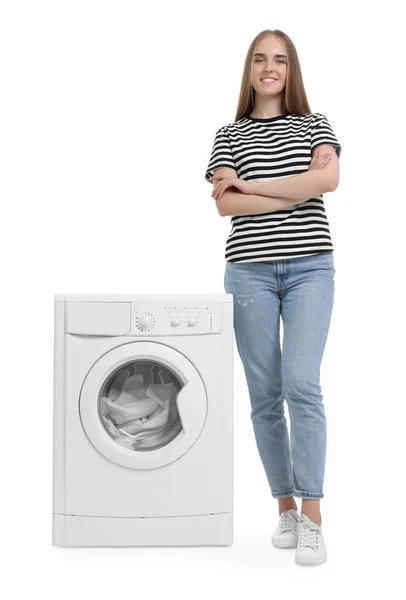 白い背景に洗濯機の近くに美しい若い女性 — ストック写真
